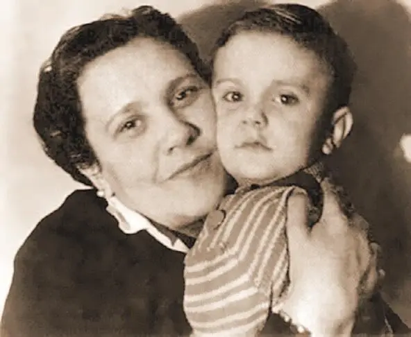 Никита Михалков с мамой Натальей Петровной Кончаловской 1949 год Никита - фото 11