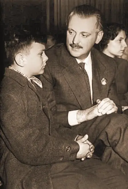 Никита Михалков с отцом Сергеем Владимировичем Михалковым 1952 год Никита - фото 12