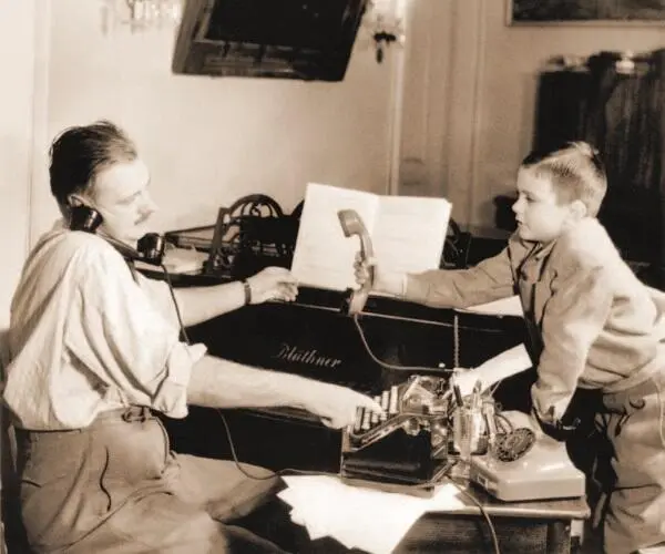 Никита Михалков с отцом Сергеем Владимировичем Михалковым за работой 1952 - фото 14
