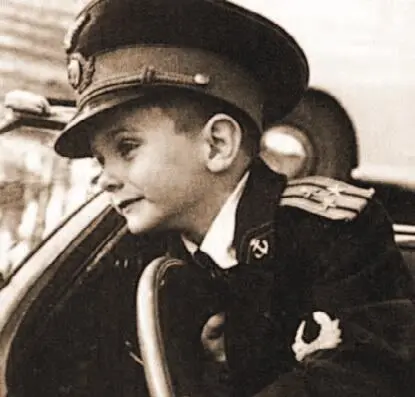 Никита Михалков в перешитой на него военной форме 1951 год Никита Михалков - фото 16