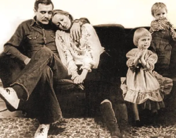 Никита и Татьяна Михалковы и их дети Аня и Тёма 1977 год На даче на - фото 25