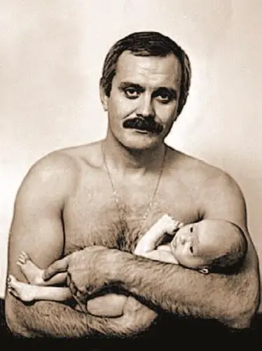 Никита Михалков с новорожденной дочкой Надей 1987 год В кругу семьи - фото 27
