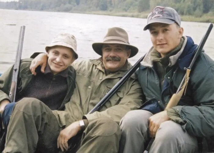 Никита Михалков с сыновьями Артемом слева и Степаном 1998 год Никита - фото 32