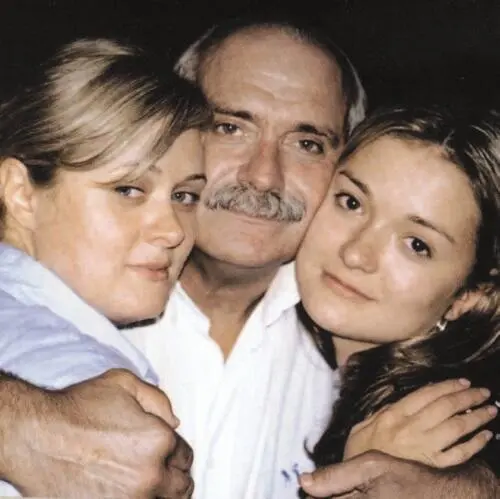 Никита Михалков с дочерьми Анной слева и Надеждой 2002 год Никита - фото 33