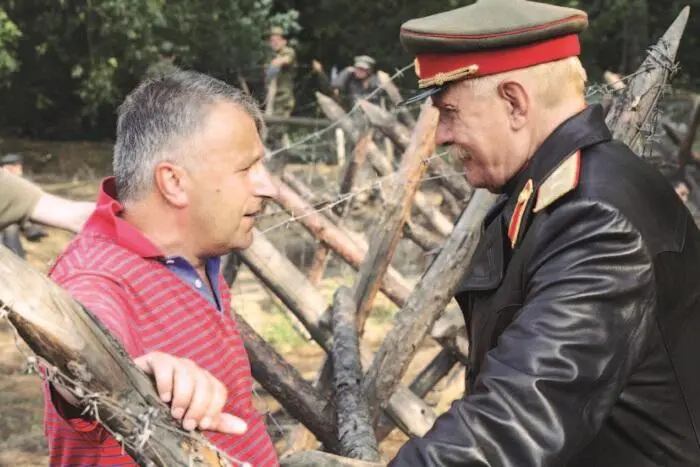 Продюсер Леонид Верещагин и Никита Михалков в роли Сергея Котова на съемочной - фото 96