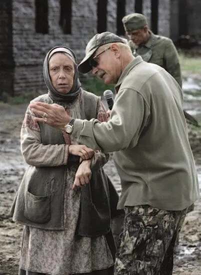 Инна Чурикова в роли старухи и Никита Михалков на съемочной площадке фильма - фото 98