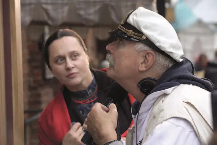 Наталья Суркова в роли купчихи и Никита Михалков на съемках фильма Солнечный - фото 102