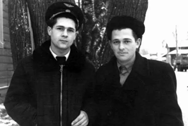 Командир реактивного ЯК40 Юрий Иванович Перетягин в родном городе Сначала он - фото 25