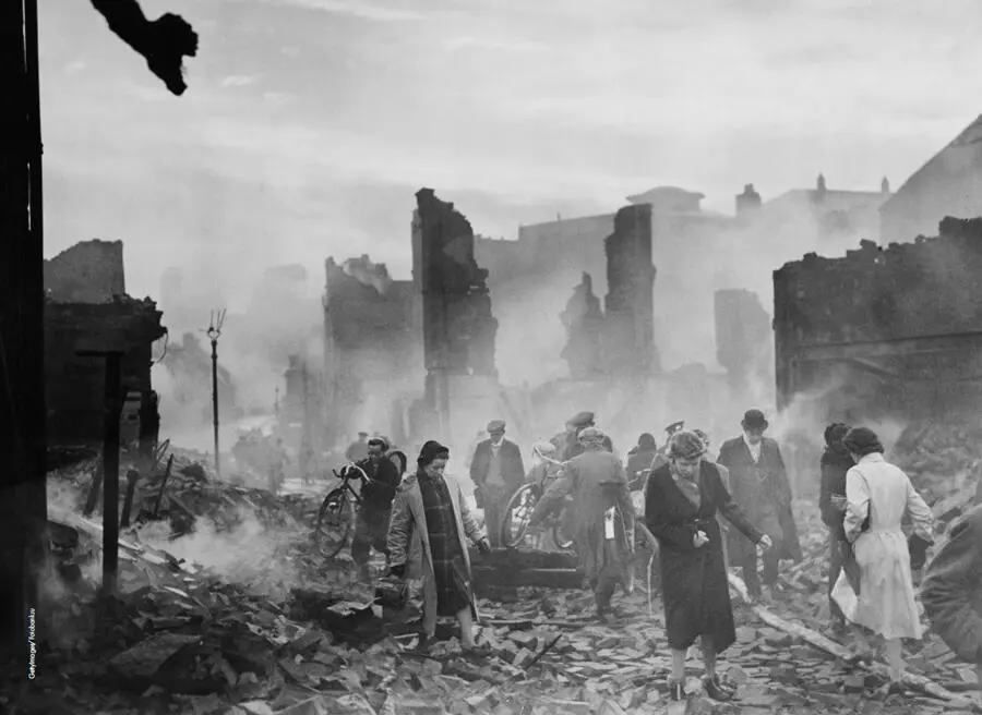 Ковентри после воздушного налета Ноябрь 1940 г Ополченцы уходят на защиту - фото 26