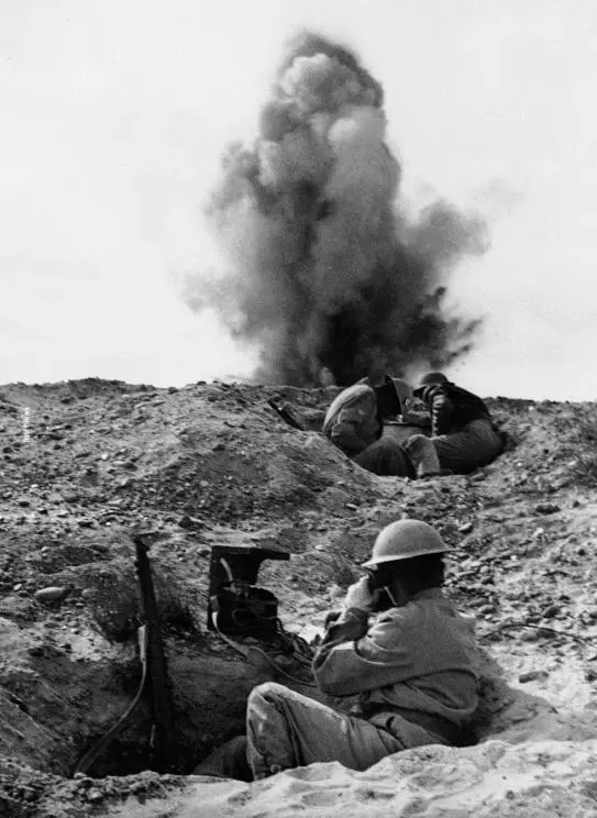 Британские солдаты в Африке 1944 г Освобожденные узники концентрационного - фото 38