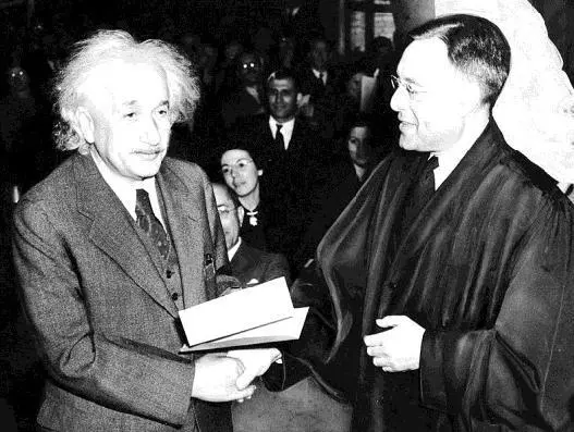 Альберт Эйнштейн получает гражданство США Ученый всегда искал лаконичную и - фото 54