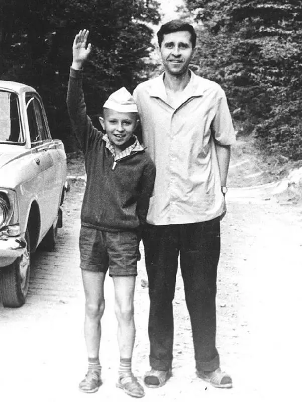 Иван Павлович и Коля Осадчие Сочи 1964 г Они же 40 лет спустя 2004 г - фото 67