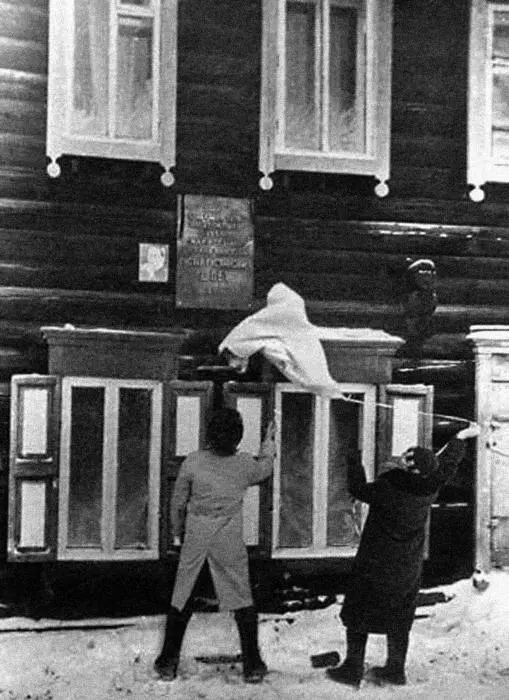 В 1989 году на доме в Колпашевском переулке где жил папа была открыта - фото 138