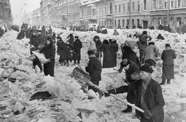 Ленинградцы расчищают улицы после первой блокадной зимы РИА Новости - фото 12
