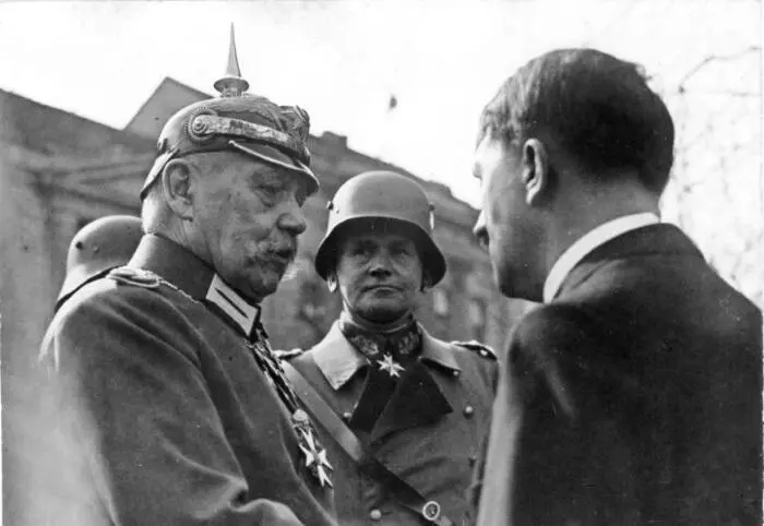 Слева направо Гинденбург Бломберг и Гитлер Март 1933 г Bundesarchiv Bild - фото 7