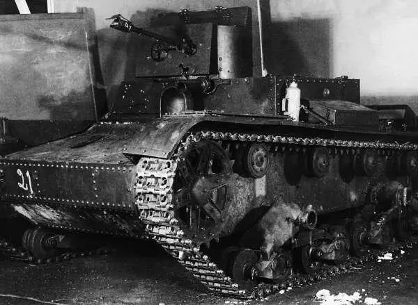 Трофейный советский танк ХГ26 на ремонтном заводе в Варкаусе весна 1940 года - фото 27
