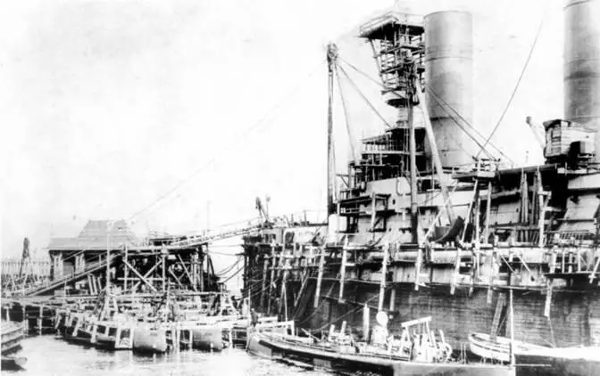 Слава во время достройки на Балтийском заводе в 1904 г вверху и в - фото 55