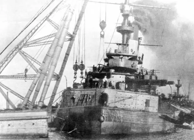 Слава во время достройки на Балтийском заводе в 1904 г вверху и в - фото 56