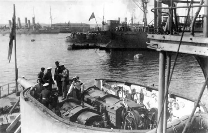 На Славе во время ремонта кормовой 12дюймовой башни Кронштадт 1910е гг - фото 78