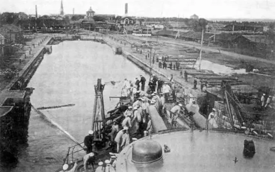 Славу вводят в док Кронштадт 1908 г Офицеры Славы 1910 - фото 85