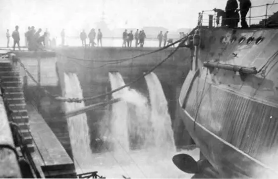 Славу вводят в док Кронштадт 1908 г Офицеры Славы 1910е гг - фото 86