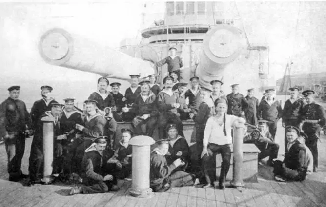 Моряки линкора Слава после учений и работ 1910е гг На Славе во время - фото 90