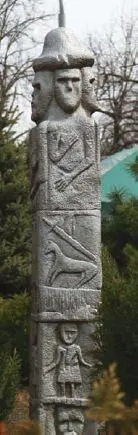 Збручский идол Помимо статуй богов в домашнем обиходе имелись также и - фото 13
