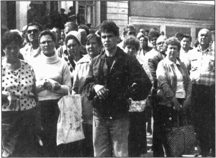 2 июня 1990 года Первый митинг в день годовщины расстрела Выступает депутат - фото 30