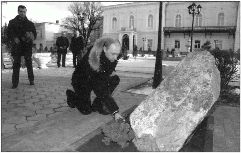 На памятном месте 1 февраля 2008 года Президент России Путин ВВ кандидат в - фото 80