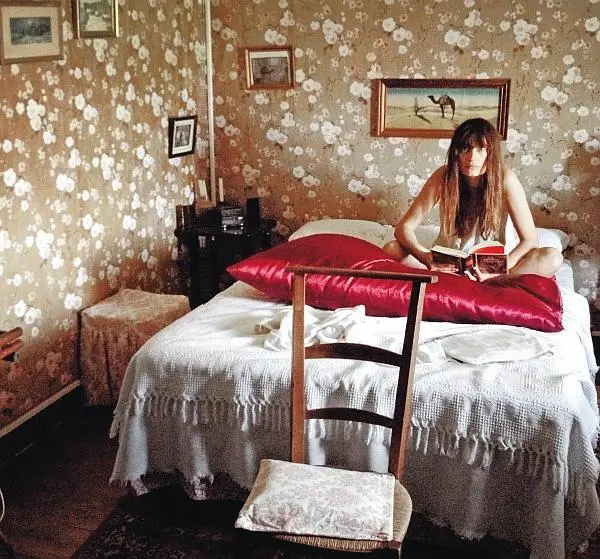Yarol Poupaud Model Caroline de Maigret Выходя из машины она чувствует - фото 55