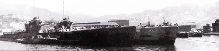 Субмарина I53 в военноморской базе Курэ октябрь 1945 г В ноябре 1944 г - фото 33
