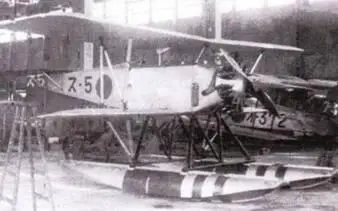 Гидросамолет E6Y1 который в 19371938 гг базировался на субмарине I6 - фото 70