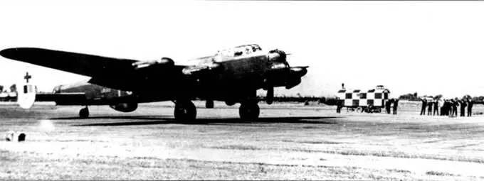 Ланкастер LM583 467й эскадрильи имел окрашенные в белое шайбы вертикального - фото 112