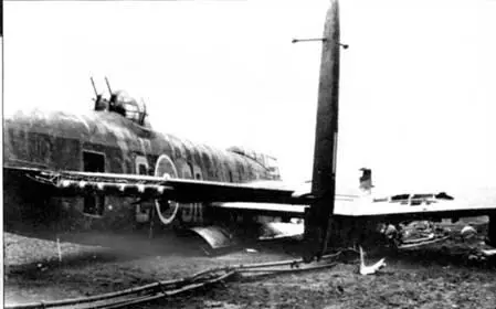 Ланкастер JBI72 166й эскадрильи был подожжен немецким Bf 110 который в - фото 66