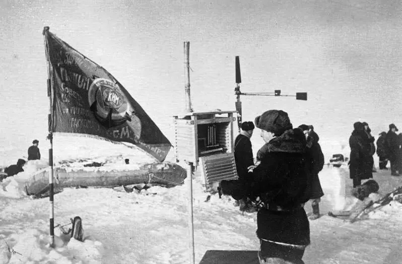Евгений Константинович Федоров собирает приборы 1938г ИД Папанин за - фото 19