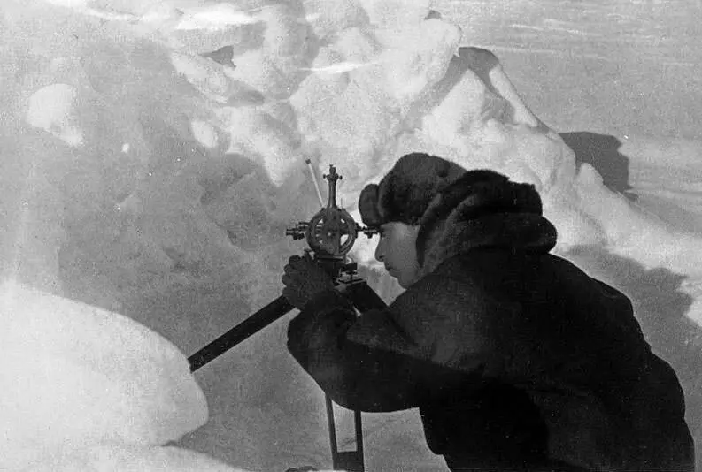 Евгений Федоров за работой 1937 г Слева Виктор Харлампиевич Буйницкий - фото 21