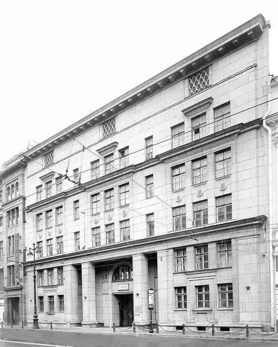 Фотография 2004 года Задуманное им монументальное здание банка с - фото 35