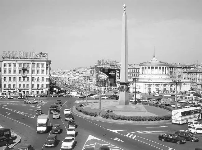 Площадь Восстания Фотография 2004 года Ныне дома на площади насыщены - фото 277