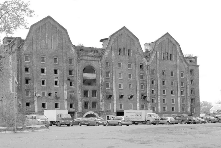 Здание солодовни Фото 2011 года С 1865 года завод уже дает продукцию в 1869 - фото 153