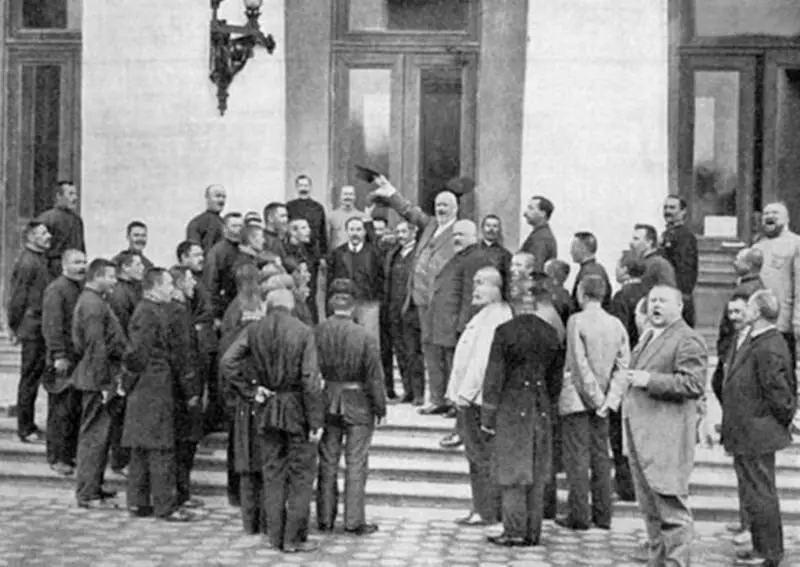 УГородской думы 20 июля 1914 года Манифестация на Дворцовой площади в - фото 18