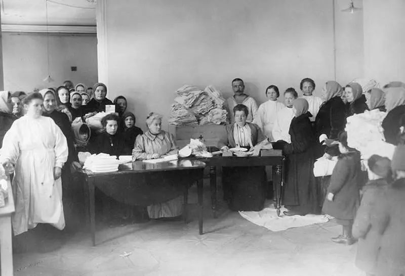 Прием белья для армии от горожанок на складе Красного Креста Осень 1914 года - фото 24