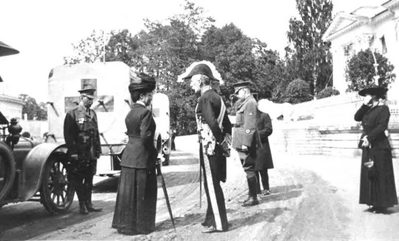 Императрица Мария Федоровна и король Швеции Густав Vрядом с колонной машин - фото 26