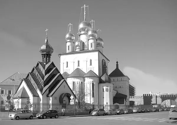 Собор во имя Федоровской иконы Божией Матери на переднем плане часовня - фото 120