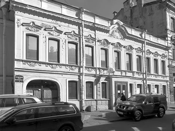 Дом 4 по Кузнечному переулку 2014 год Серая громада дома 9 напротив дома - фото 170