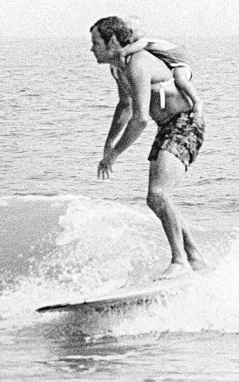 У папы на плечах ТопангаБич 1968 Я сижу в холщовой сумкекенгуру у отца на - фото 1