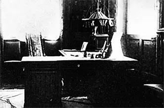 Рабочий стол Николая II в Кабинете Сегодняшний вид кабинета Николая II - фото 169