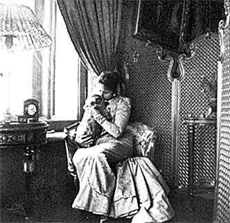 Императрица Александра Федоровна в Угловом кабинете с собачкой 1900 г - фото 182