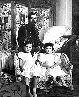 Николай II в спальне с дочерьми Ольгой и Татьяной 1899 г Представительские - фото 192