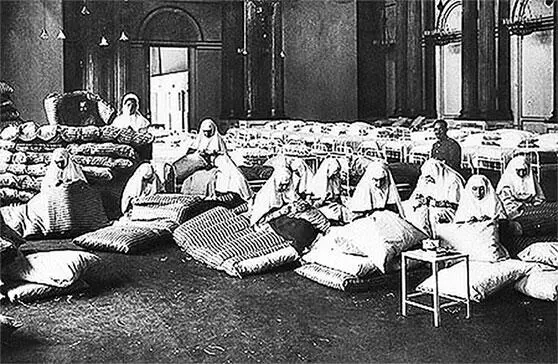 Приготовление чехлов и наволочек в Гербовом зале Зимнего дворца 1915 г - фото 445