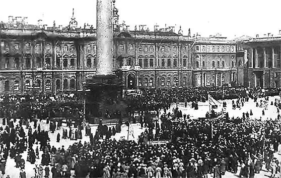 Демонстрация на Дворцовой площади 1917 г На балконе перед Фонариком в белых - фото 527